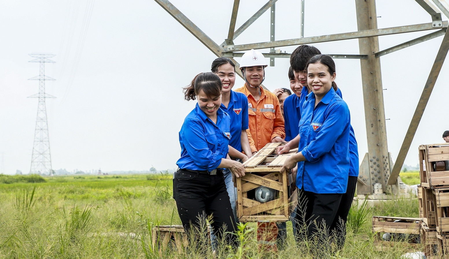 ‘Áo xanh’ đẫm mồ hôi, lội ruộng hỗ trợ thi công đường dây 500kV