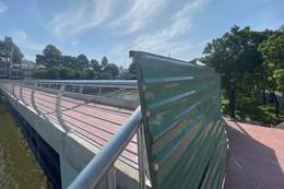 Cầu đi bộ qua kênh nội đô đẹp nhất TPHCM làm xong cả tháng vẫn rào chắn