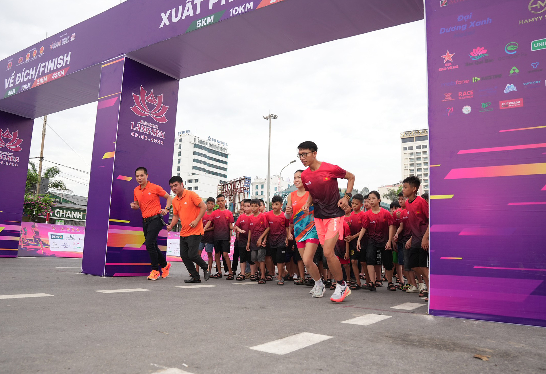 chay lang sen 67.jpg