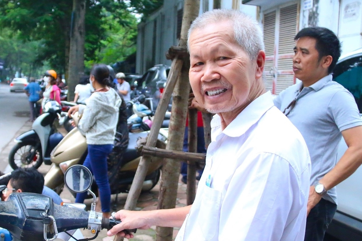 Cụ ông 80 tuổi ở Hà Nội đưa con đi thi lớp 10