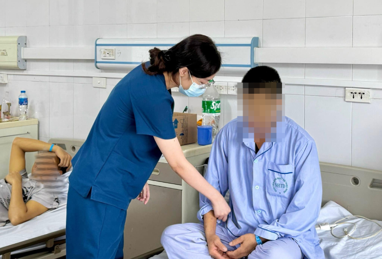 Da vàng như nghệ sau khi uống thuốc nhờ hàng xóm mua