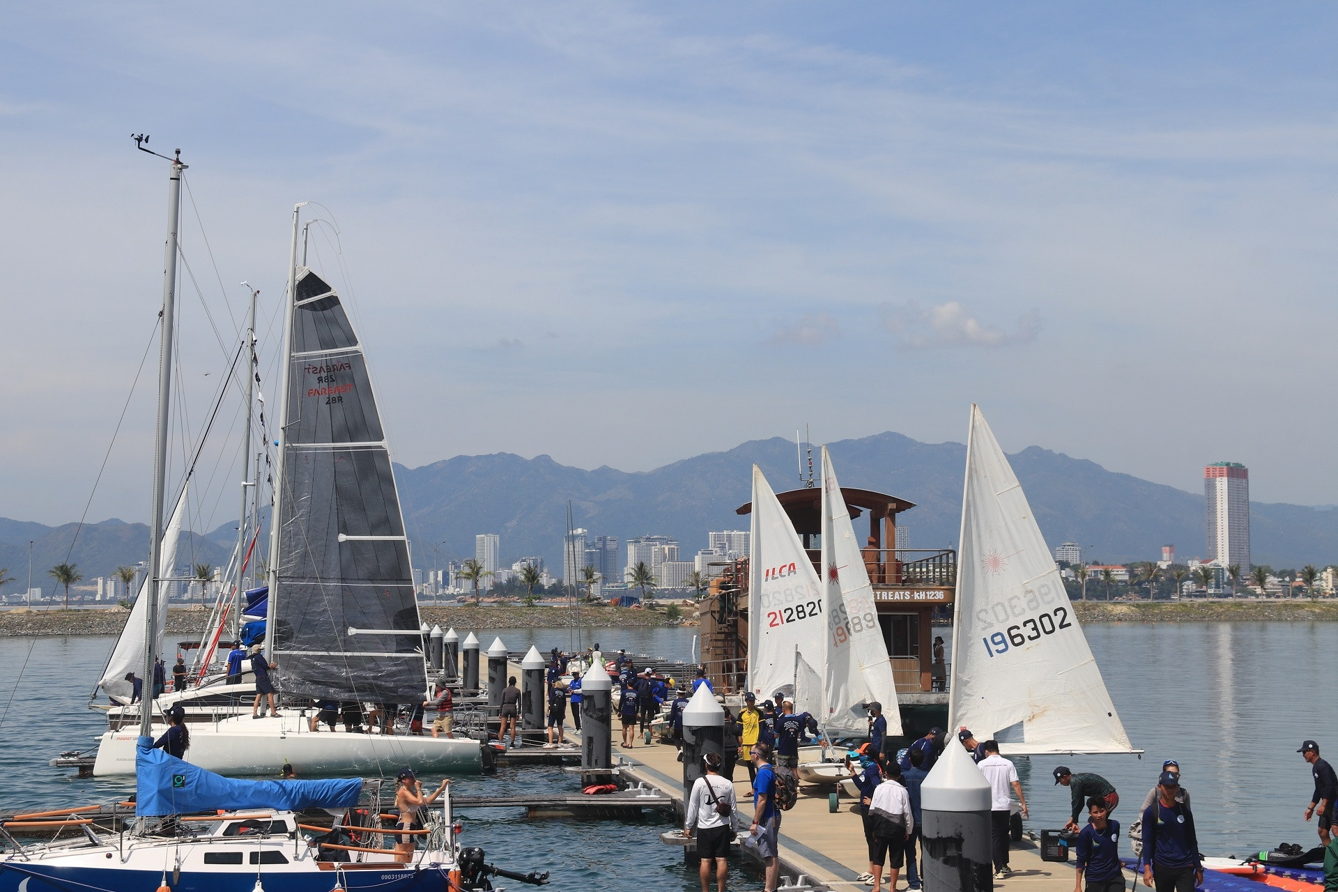 Du khách đổ về Nha Trang xem ngày hội của những chiếc thuyền buồm