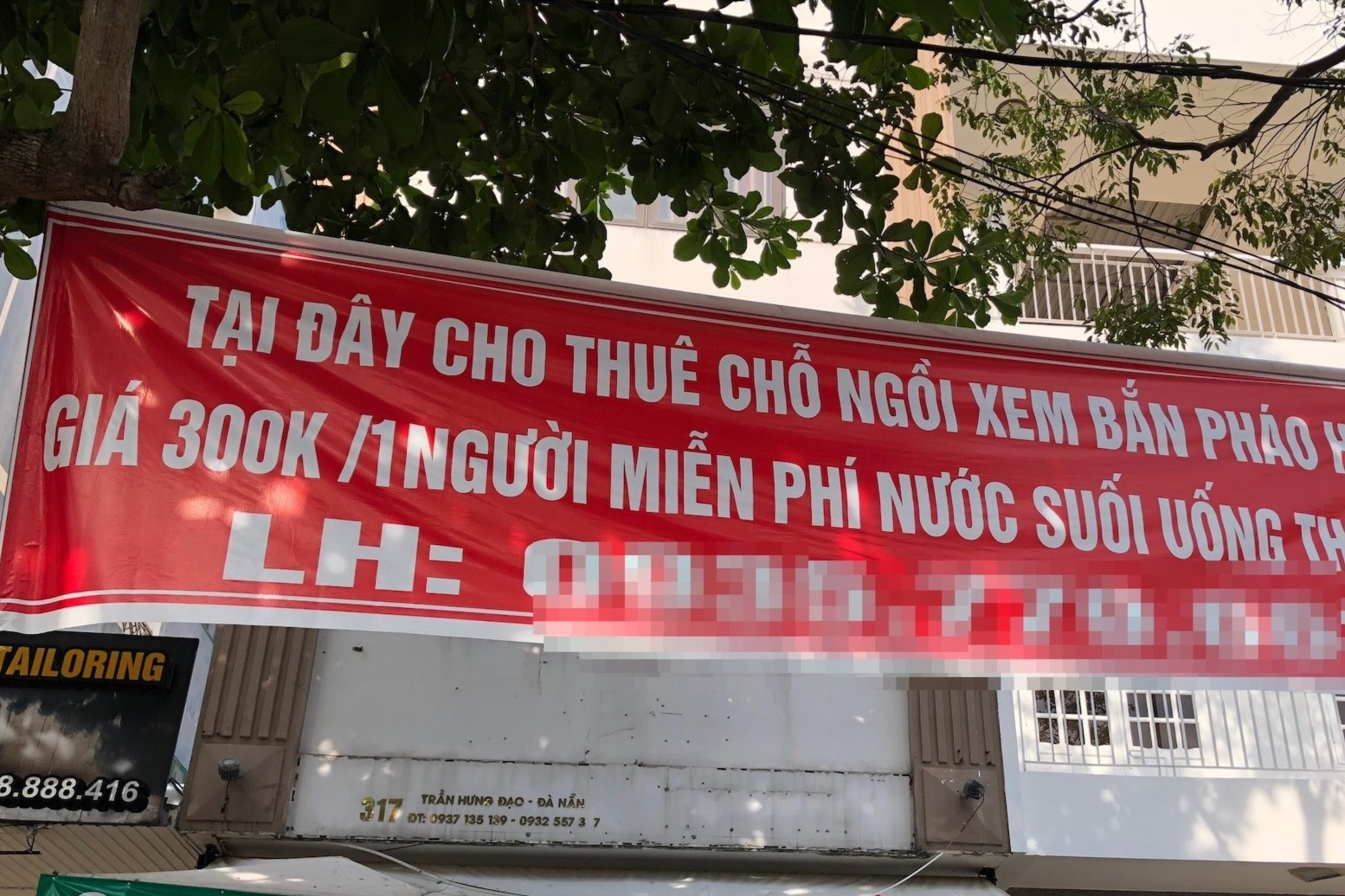 'Hốt bạc' nhờ cho thuê chỗ ngồi tầng thượng xem bắn pháo hoa ở Đà Nẵng