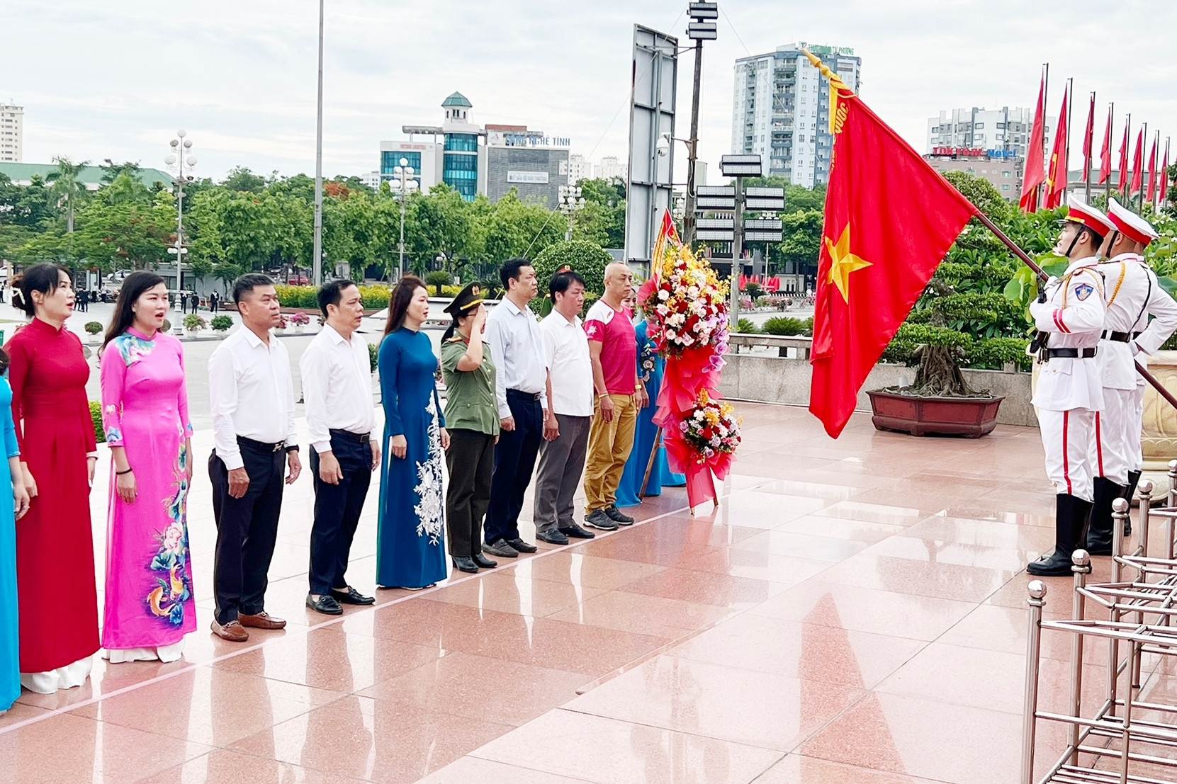 Lễ dâng hương tưởng nhớ Bác trước giờ khai mạc Hành trình về Làng Sen 2024