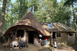 Ngôi làng đẹp như tranh vẽ, có một dãy nhà duy nhất Ngôi làng ẩn trong rừng, người dân sống ngoài lưới điện, khổ vì tin đồn trộm cắp