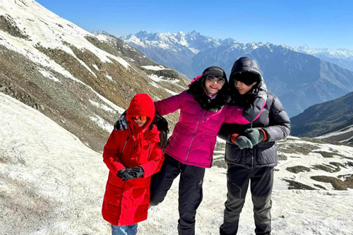Người mẹ Hà Nội đưa 2 con leo núi, vượt băng tuyết, chinh phục đỉnh cao 4.575m
