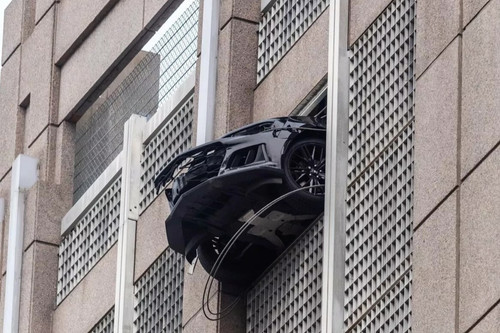 Ô tô nằm kẹt lơ lửng ở tầng 6 tòa nhà vì một bất cẩn của chủ xe