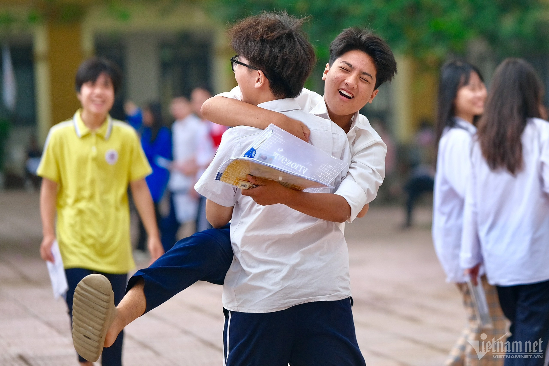 Thí sinh thi vào lớp 10 ở Hà Nội 'dễ thở' với đề môn Ngữ văn