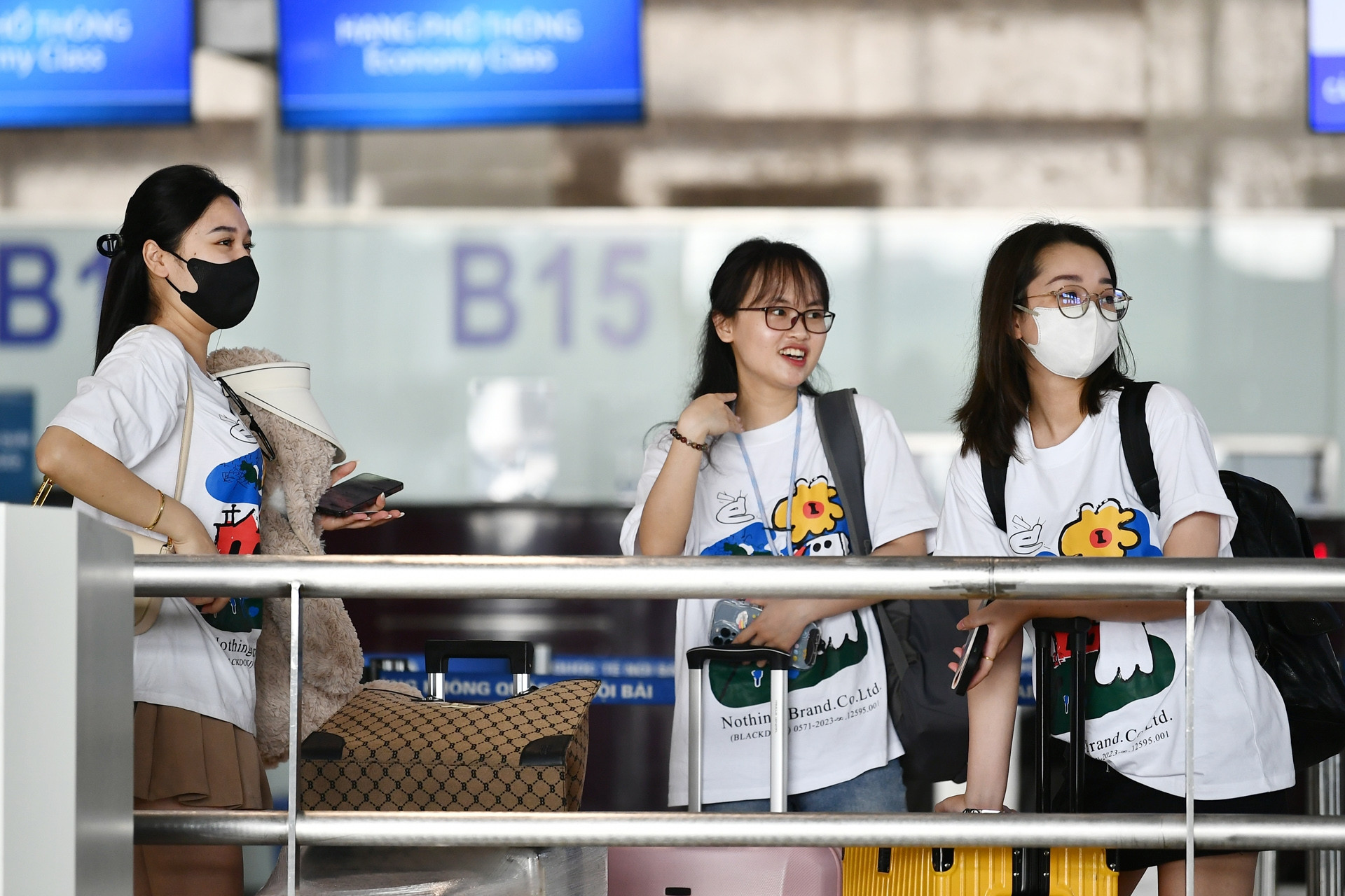 Vé máy bay bớt 'nóng' nhưng đi du lịch lúc nửa đêm, về nhà khi gà gáy