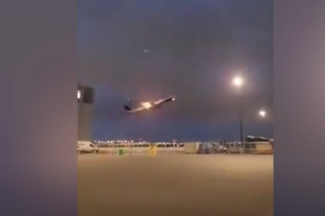 Video khoảnh khắc máy bay Canada tóe lửa khi vừa cất cánh