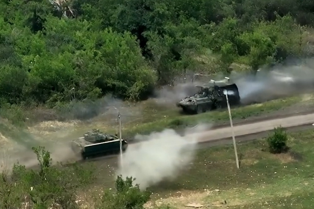 Video xe Bradley Ukraine ‘cận chiến’ với thiết giáp BTR-82A Nga