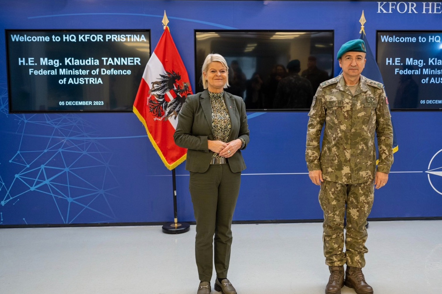 bộ trưởng quốc phòng áo - Kfor