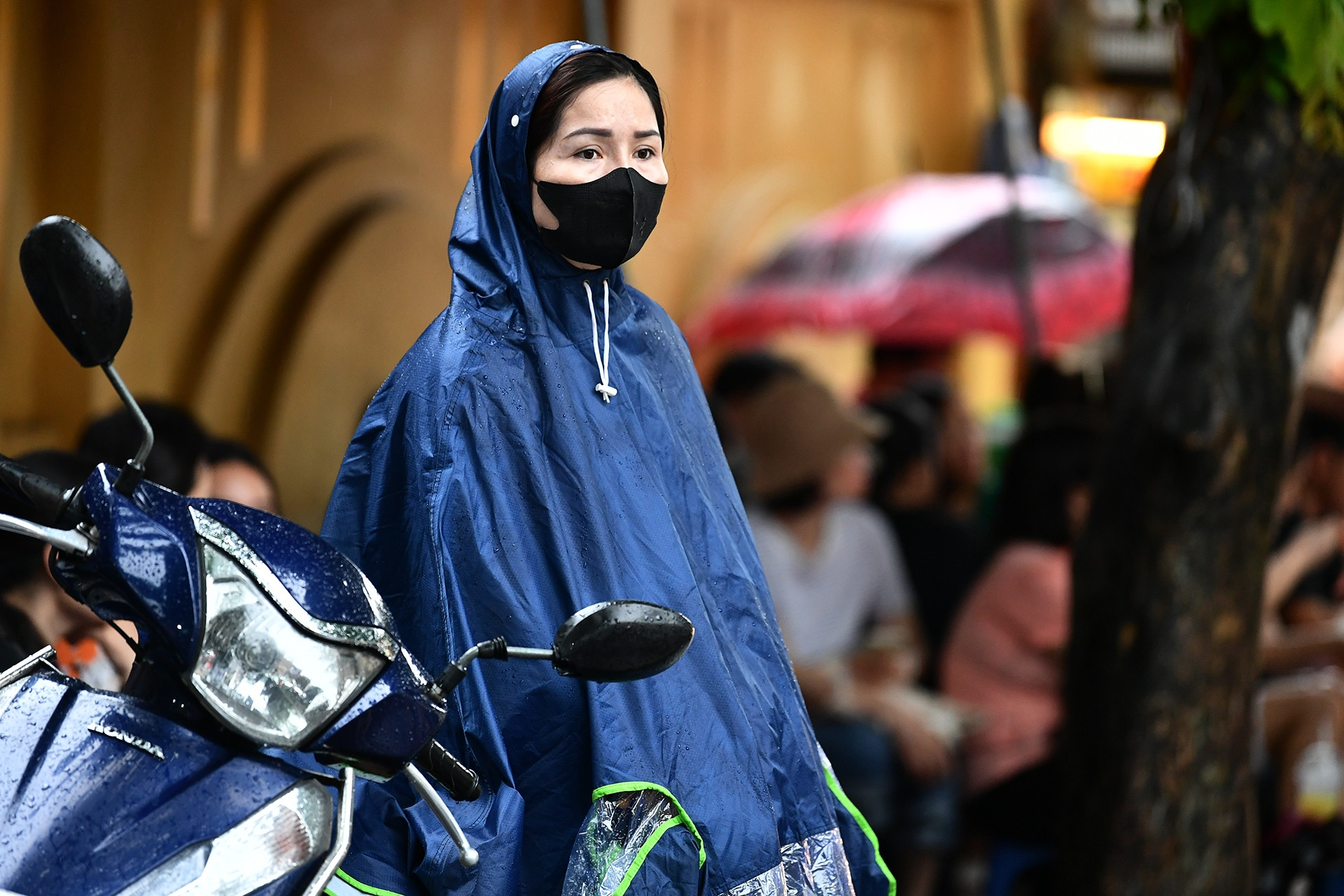 Con học rất giỏi, phụ huynh vẫn căng thẳng chờ đợi trong mưa