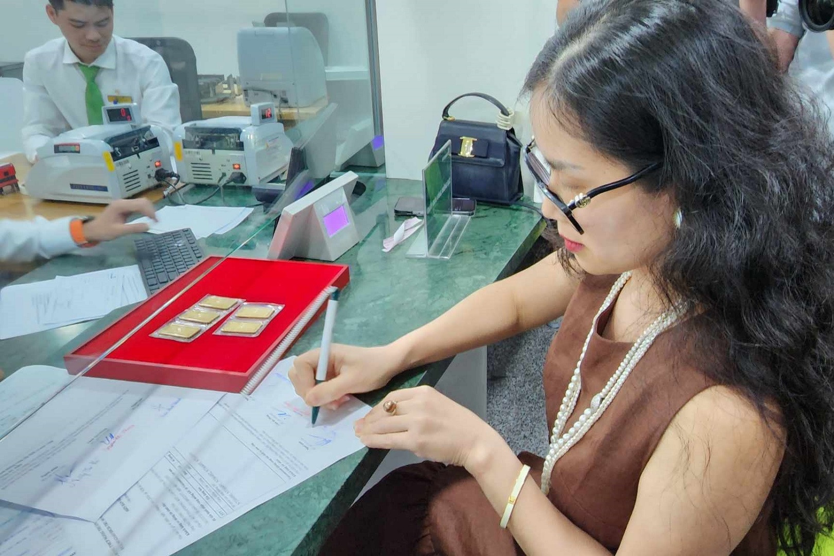 Giá vàng SJC lao dốc, nhiều người may mắn vì không mua được vàng