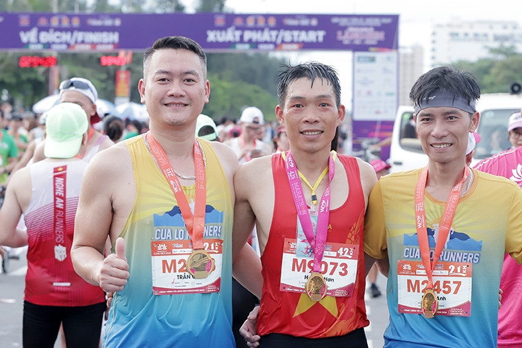 Hoàng Văn Hơn, Hồng Lệ vô địch marathon Hành trình về Làng Sen 2024