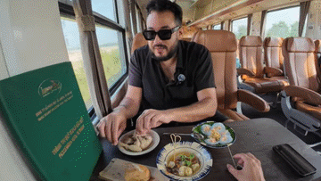 Khách Tây đi tàu du lịch 5 sao đến Đà Nẵng, mê tít bánh mì làm từ bột chuối xanh
