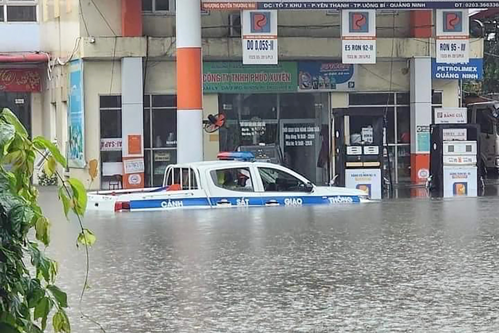 Mưa lớn chưa từng thấy 10 năm qua, Hải Phòng và Quảng Ninh ngập diện rộng