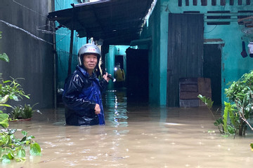 Mưa ngập khắp nơi ở Quảng Ninh, trong nhà cũng bì bõm ngang thân người