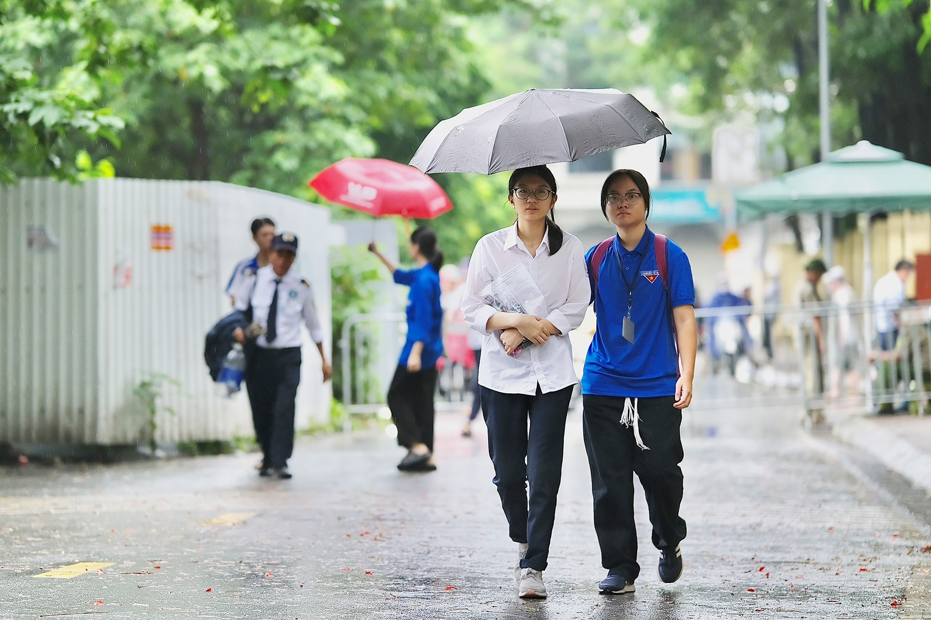 Nghìn thí sinh Hà Nội đội mưa bước vào môn thi cuối giành suất lớp 10 năm 2024