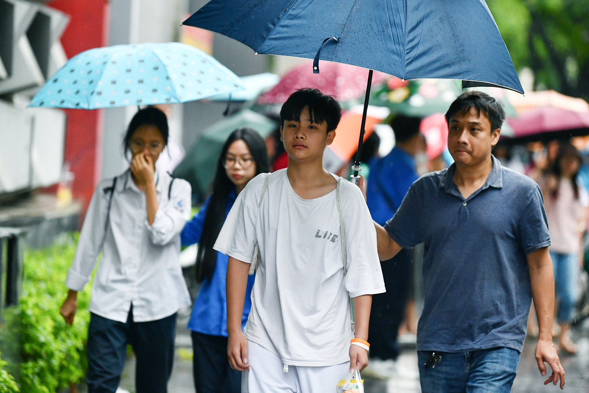 Nghìn thí sinh Hà Nội đội mưa bước vào môn thi cuối giành suất lớp 10 năm 2024