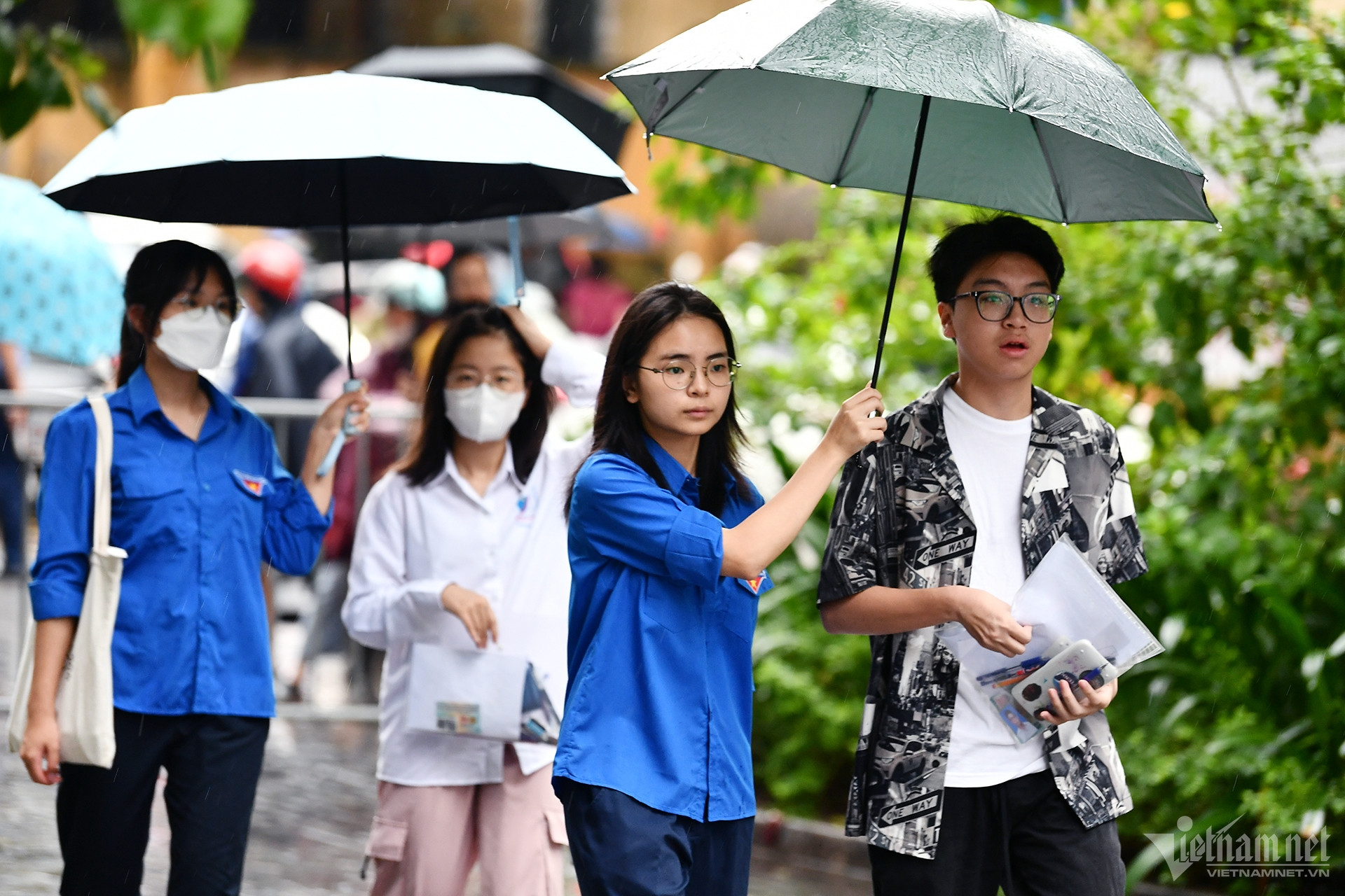 Mưa phùn ngày thi, cha mẹ xôn xao ngóng chờ con ngoài cổng trường