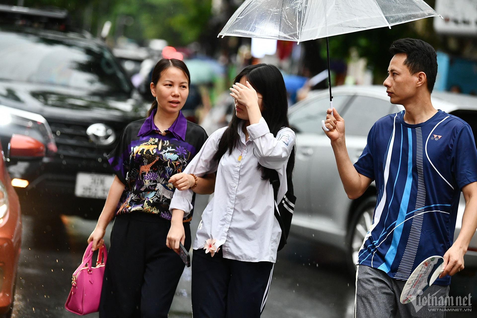 Mưa phùn ngày thi, cha mẹ xôn xao ngóng chờ con ngoài cổng trường