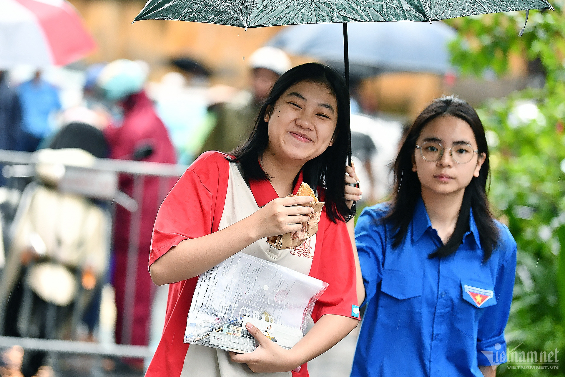 Mưa phùn ngày thi, cha mẹ xôn xao ngóng chờ con ngoài cổng trường