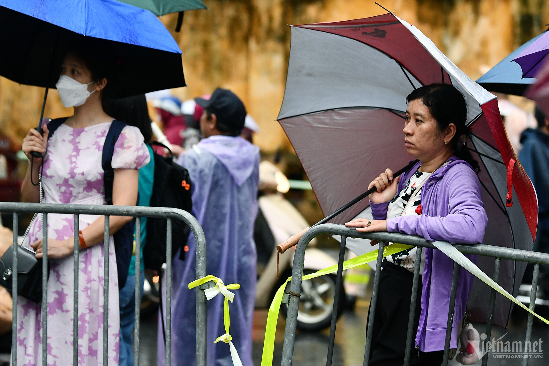 Mưa phùn ngày thi, cha mẹ xôn xao ngóng chờ con ngoài cổng trường