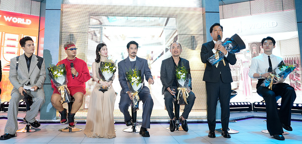 Dàn cast và ông Triệu Thế Hiệp.jpg