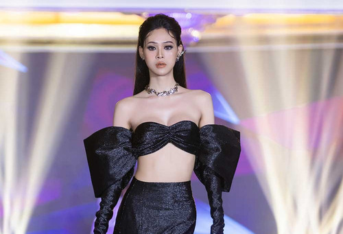 Người mẫu chuyển giới tỏa sáng trên sàn catwalk