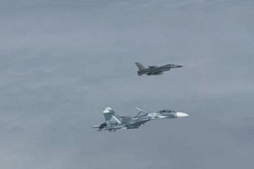 Video chạm mặt tiêm kích Su-27 Nga, F-16 Đan Mạch buộc phải chuyển hướng