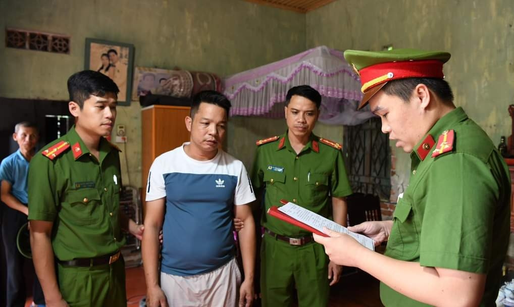 Vụ bé 11 tuổi bị mẹ và nhân tình đánh đập: Bắt tạm giam một đối tượng