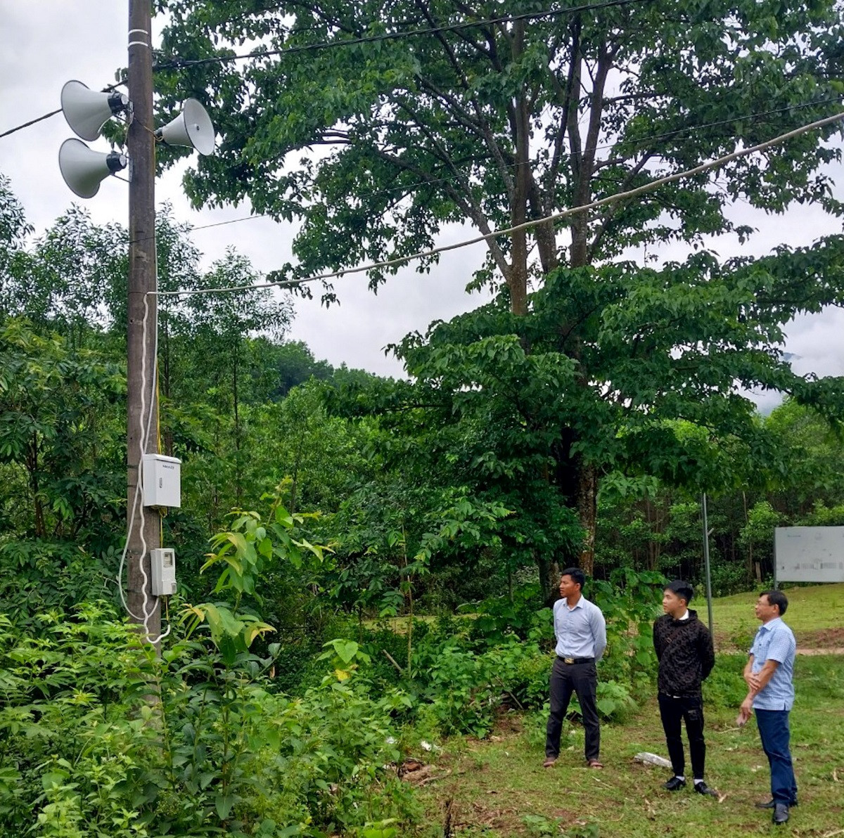 Ảnh 1: Lãnh đạo Sở Thông tin và truyền thông Quảng Bình kiểm tra cụm loa thuộc hệ thống đài truyền thanh ứng dụng công nghệ thông tin- viễn thông xã Dân Hóa, huyện Minh Hoá.