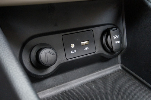 Cách xử lý và thay thế ổ cắm tẩu sạc điện trên ô tô vô cùng đơn giản