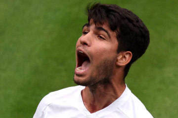 Carlos Alcaraz tranh vé chung kết Wimbledon với Medvedev