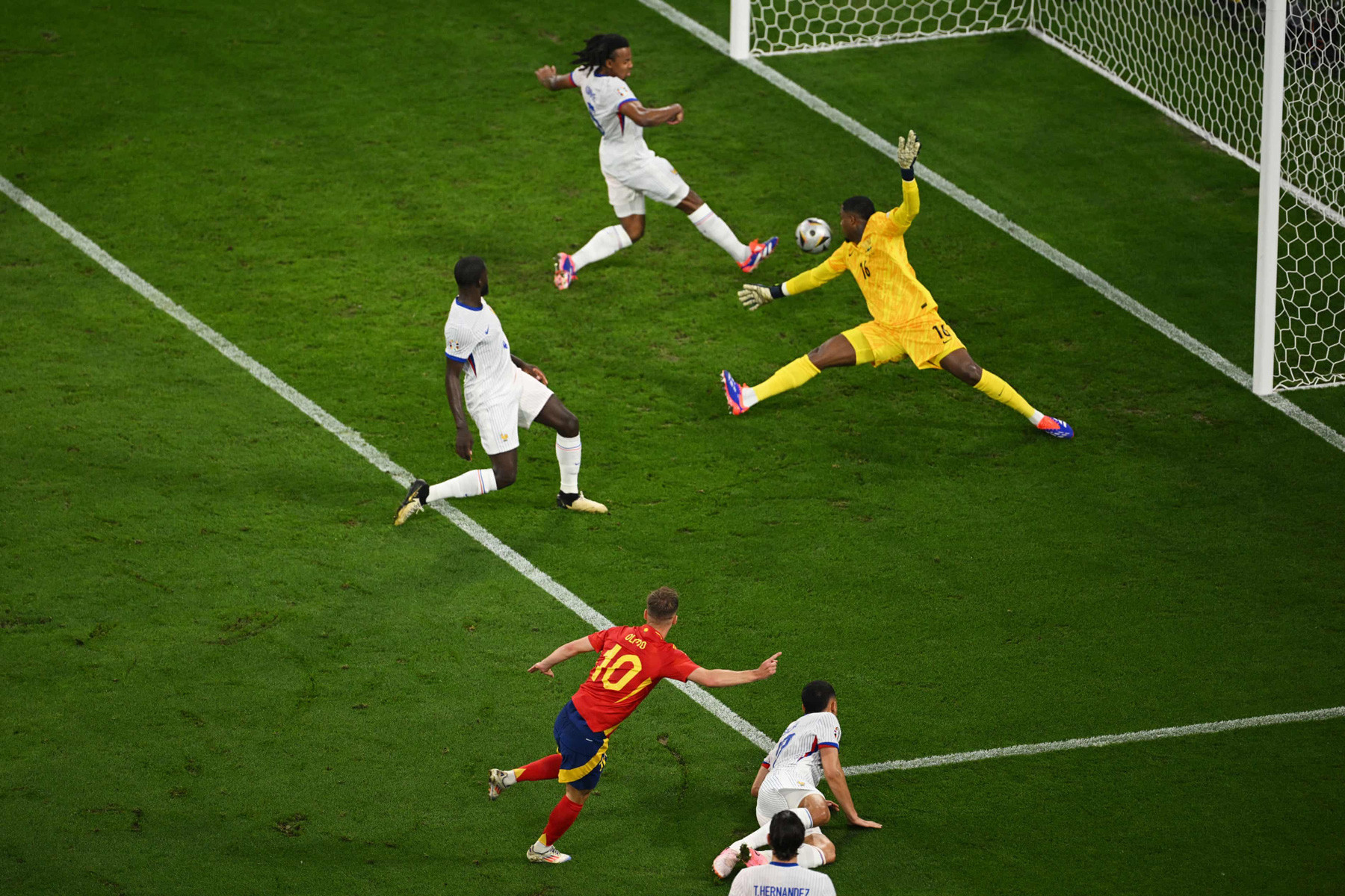 Dani Olmo Tay Ban Nha Phap.jpg