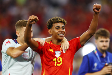 Lamine Yamal phá vỡ kỷ lục ghi bàn trẻ nhất EURO