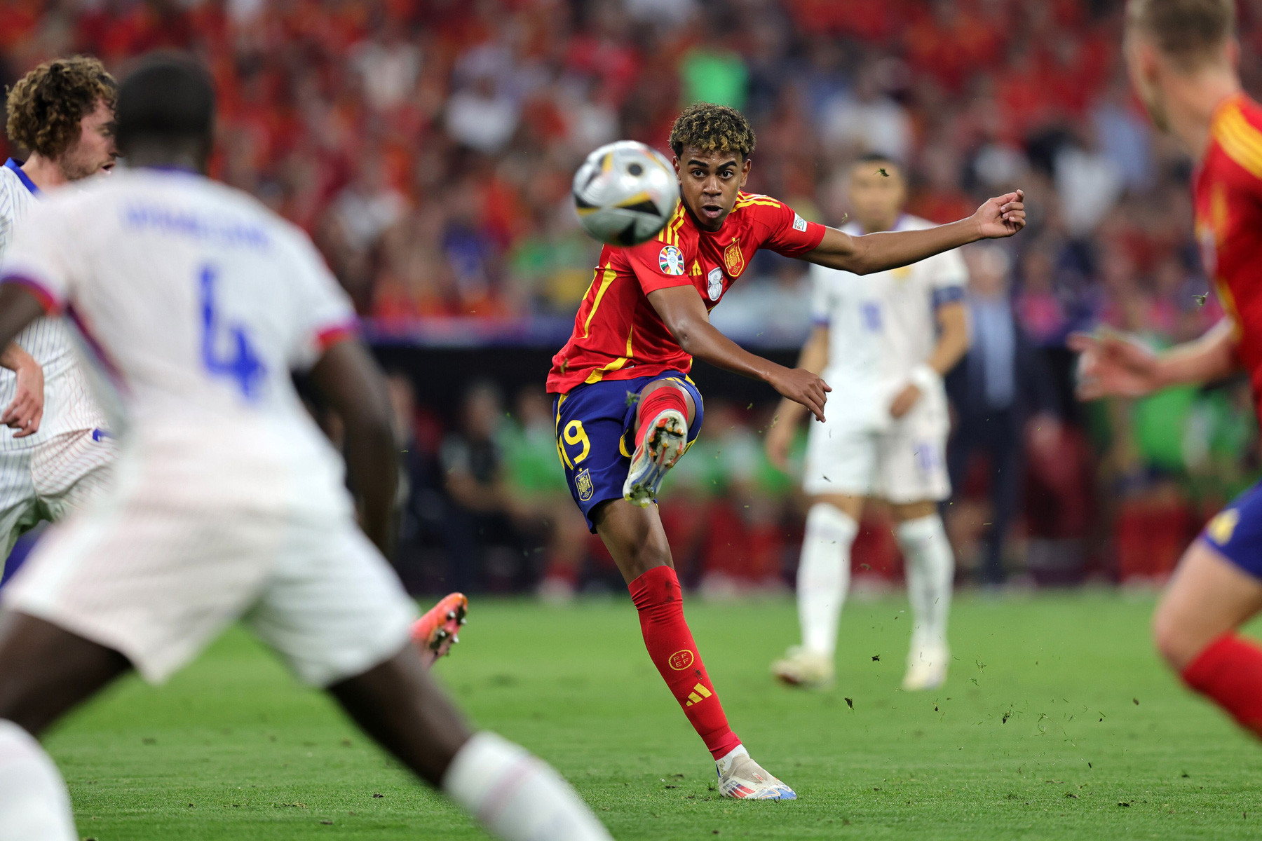 Lamine Yamal Tay Ban Nha Phap 1.jpg