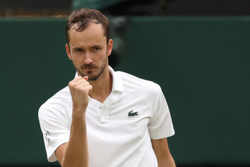 Thắng nghẹt thở Sinner, Medvedev lần thứ 2 vào bán kết Wimbledon