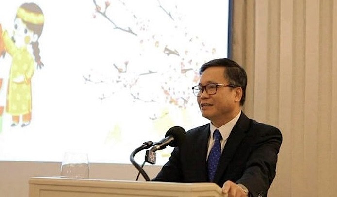 tong lanh su hoang anh tuan lam viec voi ban lanh dao truong dai hoc washington tai tacoma 141.jpg