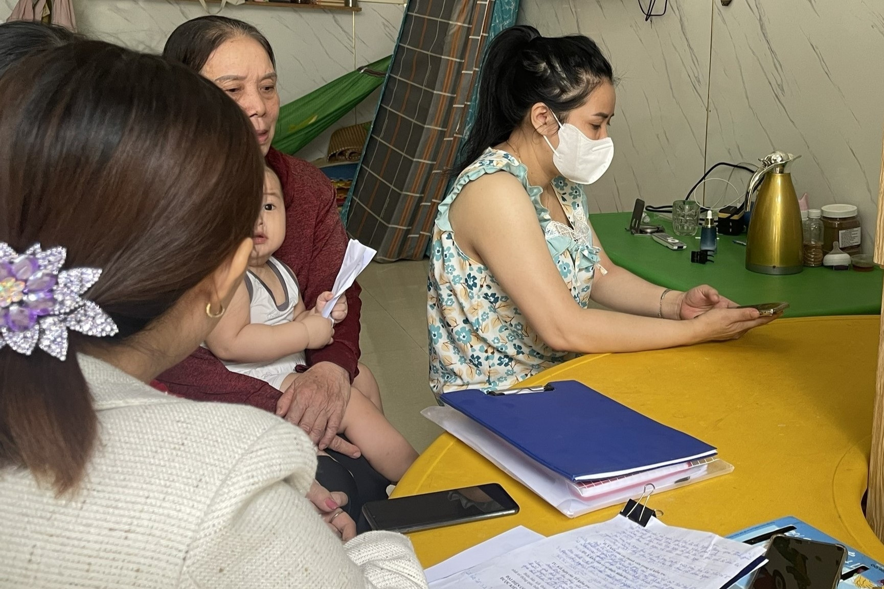 Bảo mẫu bạo hành trẻ lúc cho ăn bị phạt hơn 11 triệu đồng