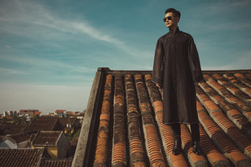 'Ca sĩ Đức Tuấn đứng trên mái nhà cổ ở Hội An chụp ảnh là khó chấp nhận'