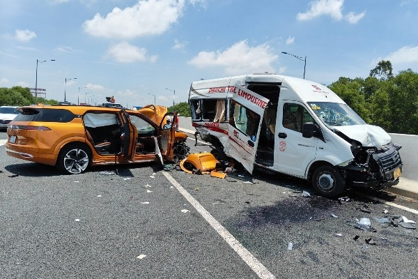 Đi trên cao tốc như 'đường làng': Vô tư đỗ xe ở làn 120km/h để cãi vã