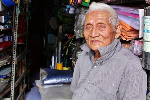 Niềm hạnh phúc của cụ ông 93 tuổi trong căn nhà siêu nhỏ hình tam giác ở TPHCM