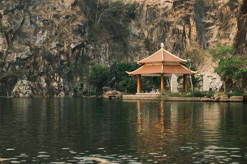 Thiền viện Trúc Lâm được ví như 'vịnh Hạ Long thu nhỏ' ở An Giang