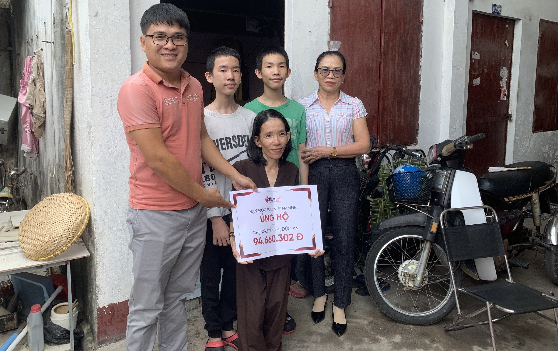 trao tiền bạn đọc báo vietnamnet cho hoàn cảnh khó khăn ở bà rịa vũng tàu..jpg