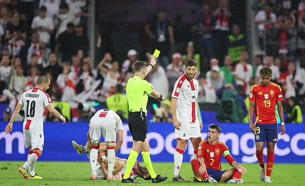 trong tai chung ket.jpg