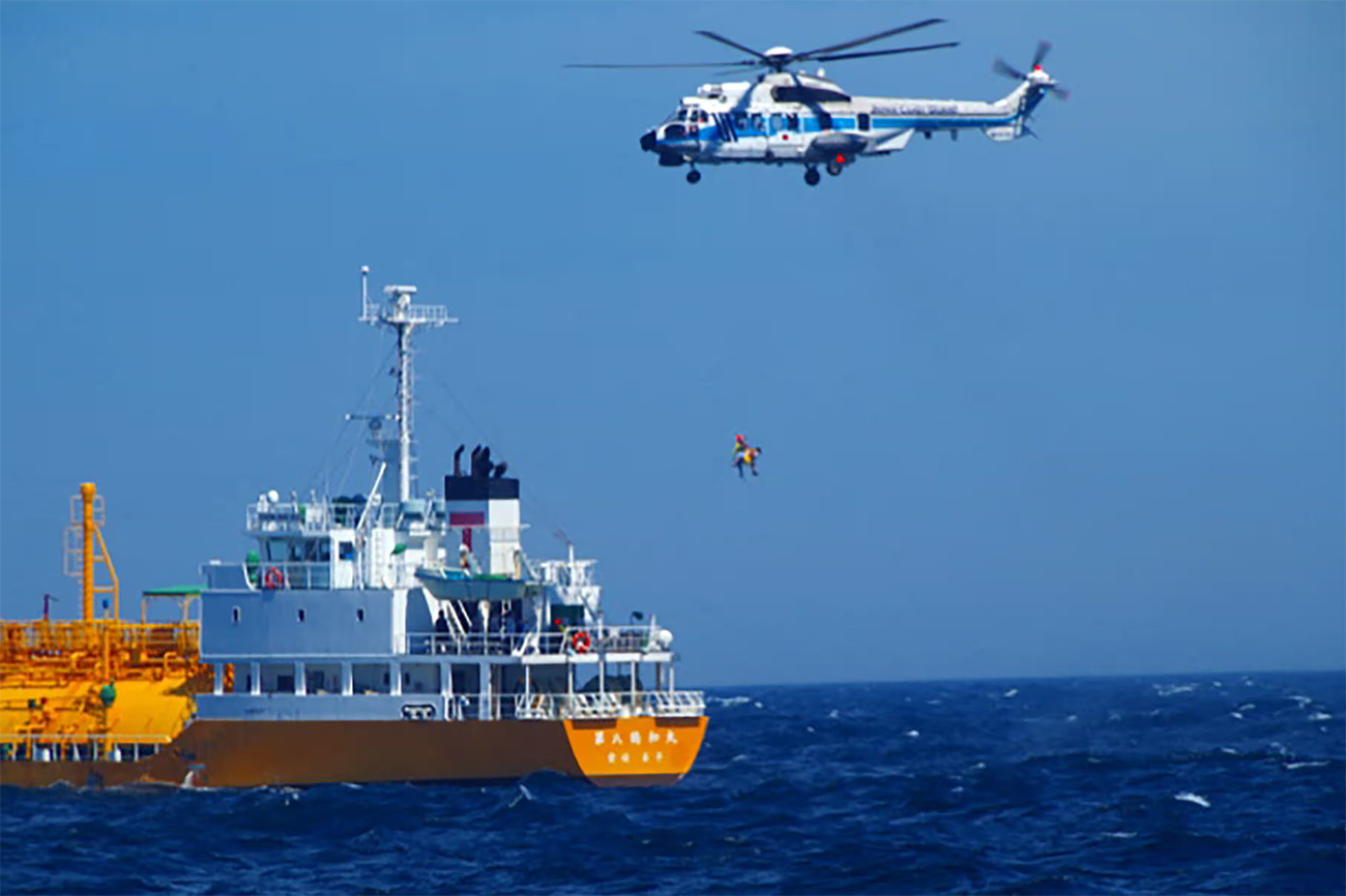 truc thang cuu co gai bi song cuon ra bien.jpg