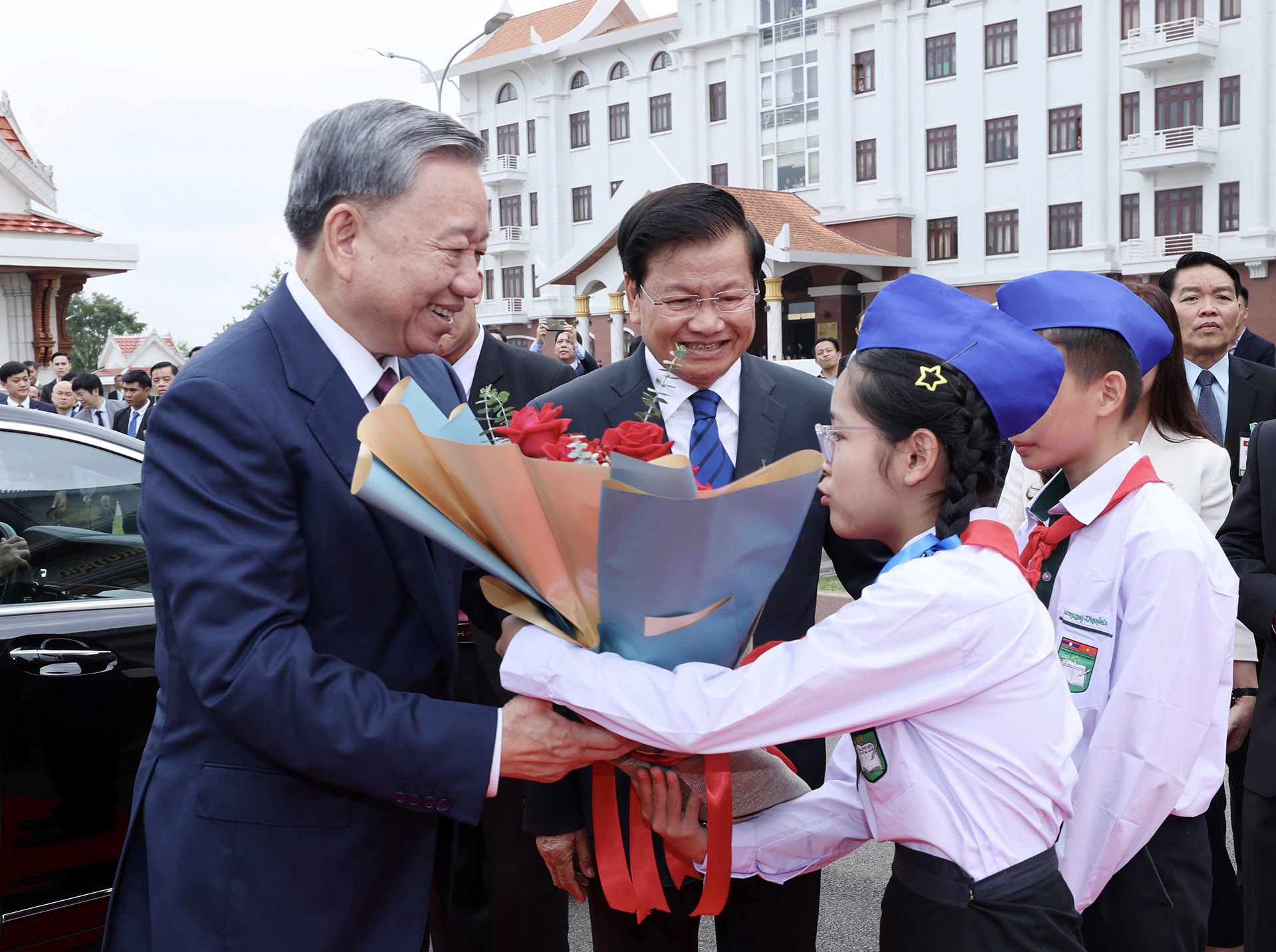 vna_potal_le_don_chinh_thuc_chu_tich_nuoc_to_lam_tham_cap_nha_nuoc_toi_chdcnd_lao___7476177.jpg