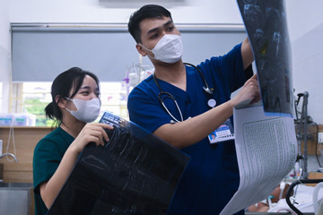 Từ 1/8, Bệnh viện Bạch Mai kéo dài thời gian khám đến 21h hằng ngày